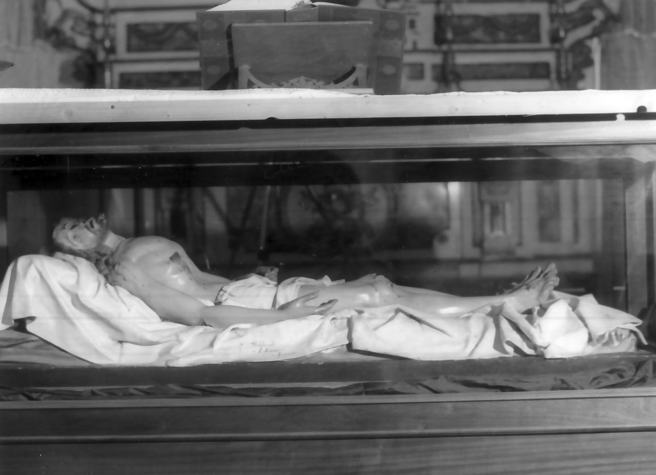 Cristo morto (statua, opera isolata) di Guacci Luigi (inizio sec. XX)