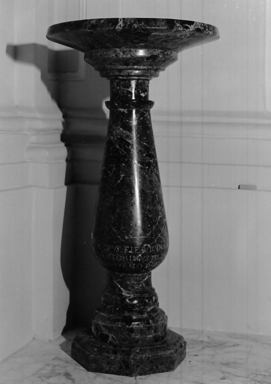 acquasantiera - a fusto, opera isolata - bottega Italia meridionale (sec. XVII)