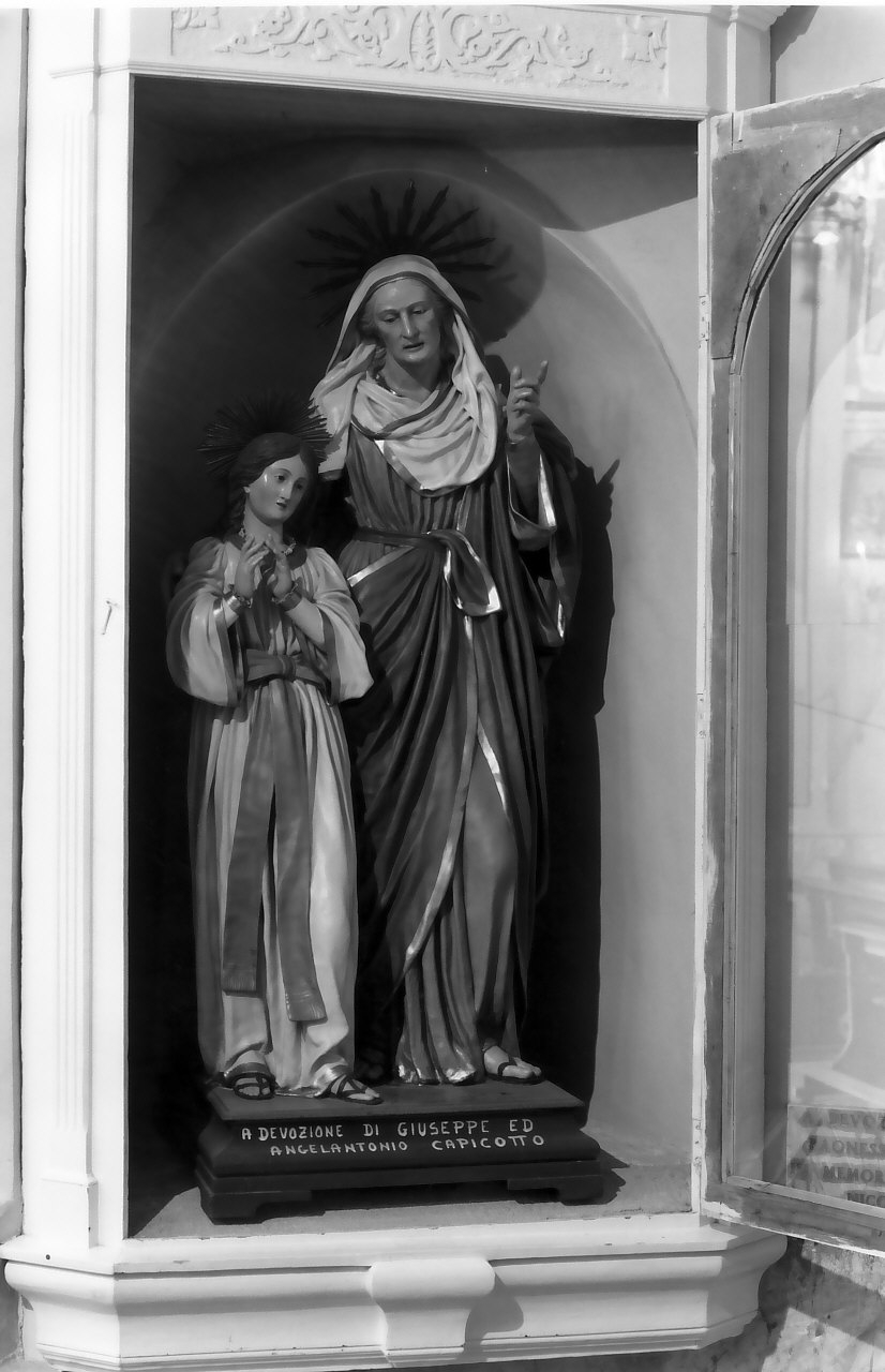 Maria Vergine bambina e Sant'Anna (gruppo scultoreo, opera isolata) di Pignatari Bernardo (sec. XX)