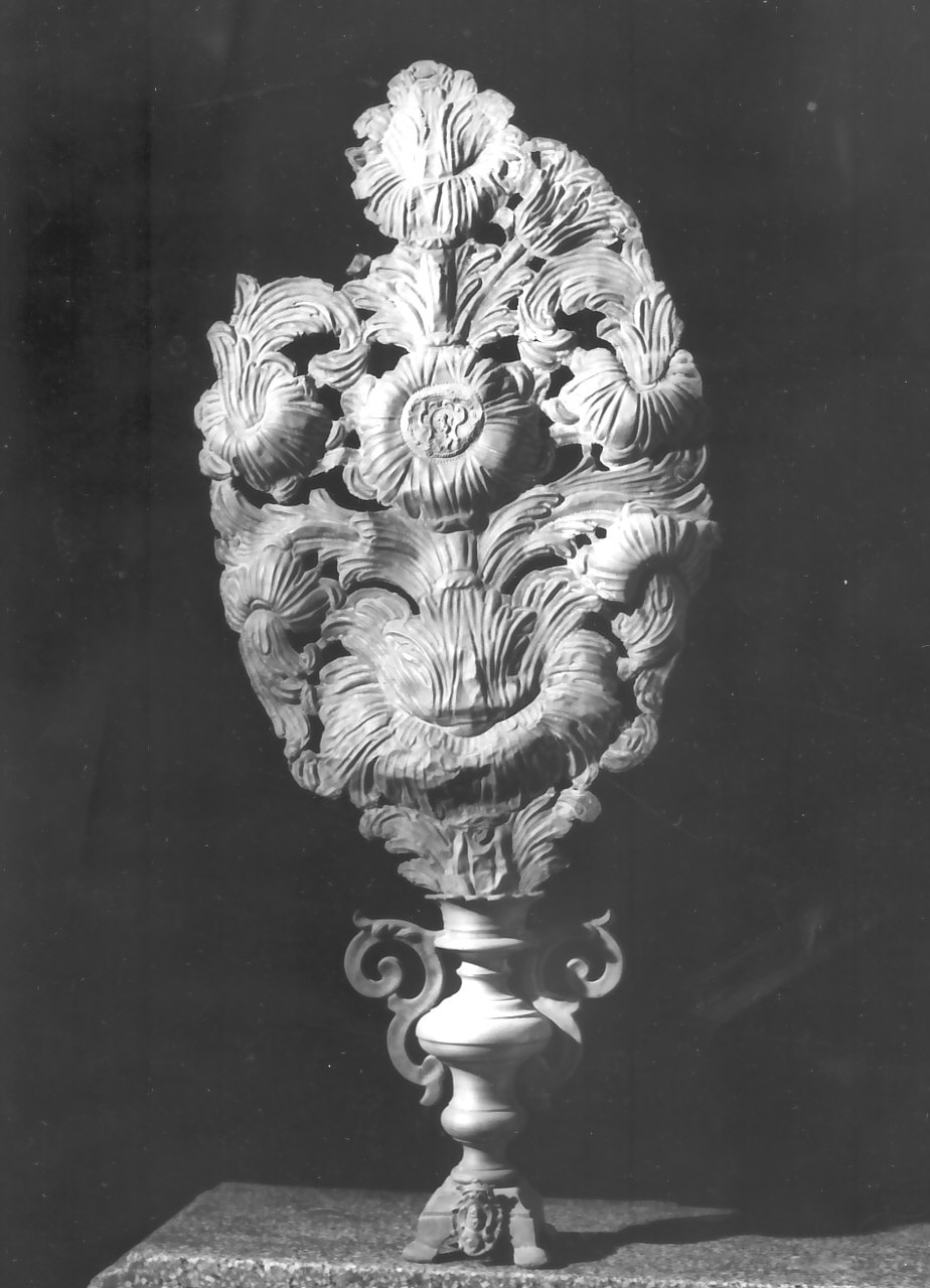 vaso d'altare con composizione floreale, serie - bottega calabrese (sec. XIX)