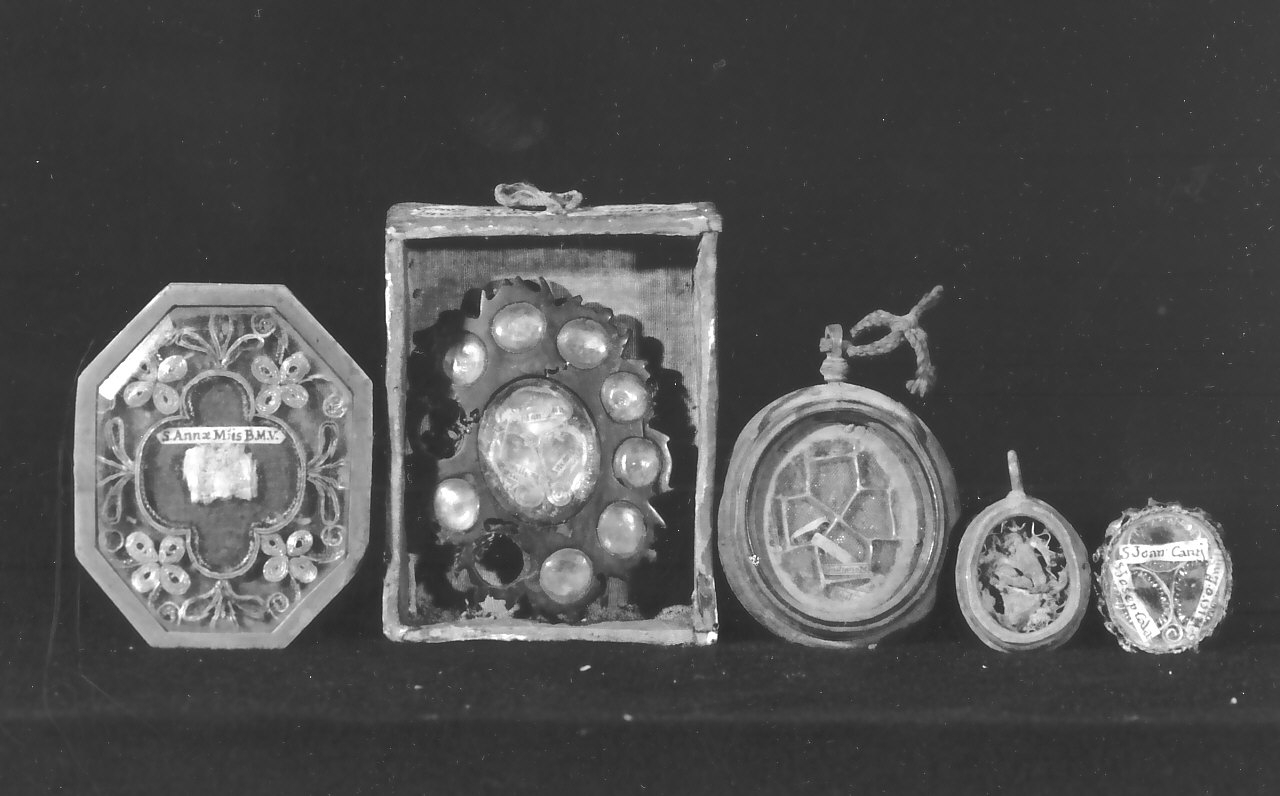 reliquiario a capsula - a medaglione, serie - bottega calabrese (fine/inizio secc. XVII/ XVIII)