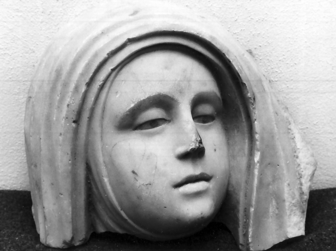 testa di donna (decorazione plastica, frammento) di Laurana Francesco (bottega) (fine/inizio secc. XV/ XVI)