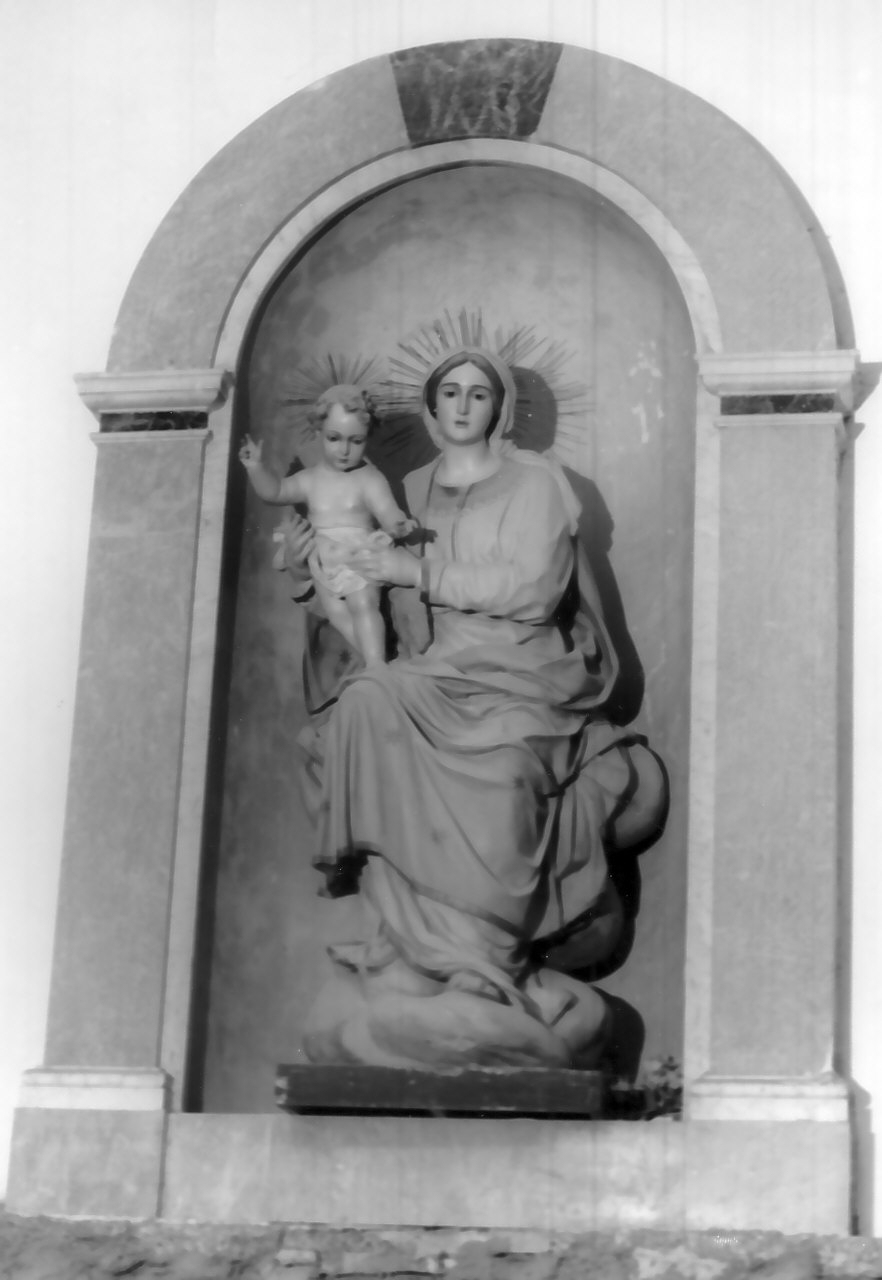 Madonna con Bambino (statua, opera isolata) di Guacci Luigi (inizio sec. XX)