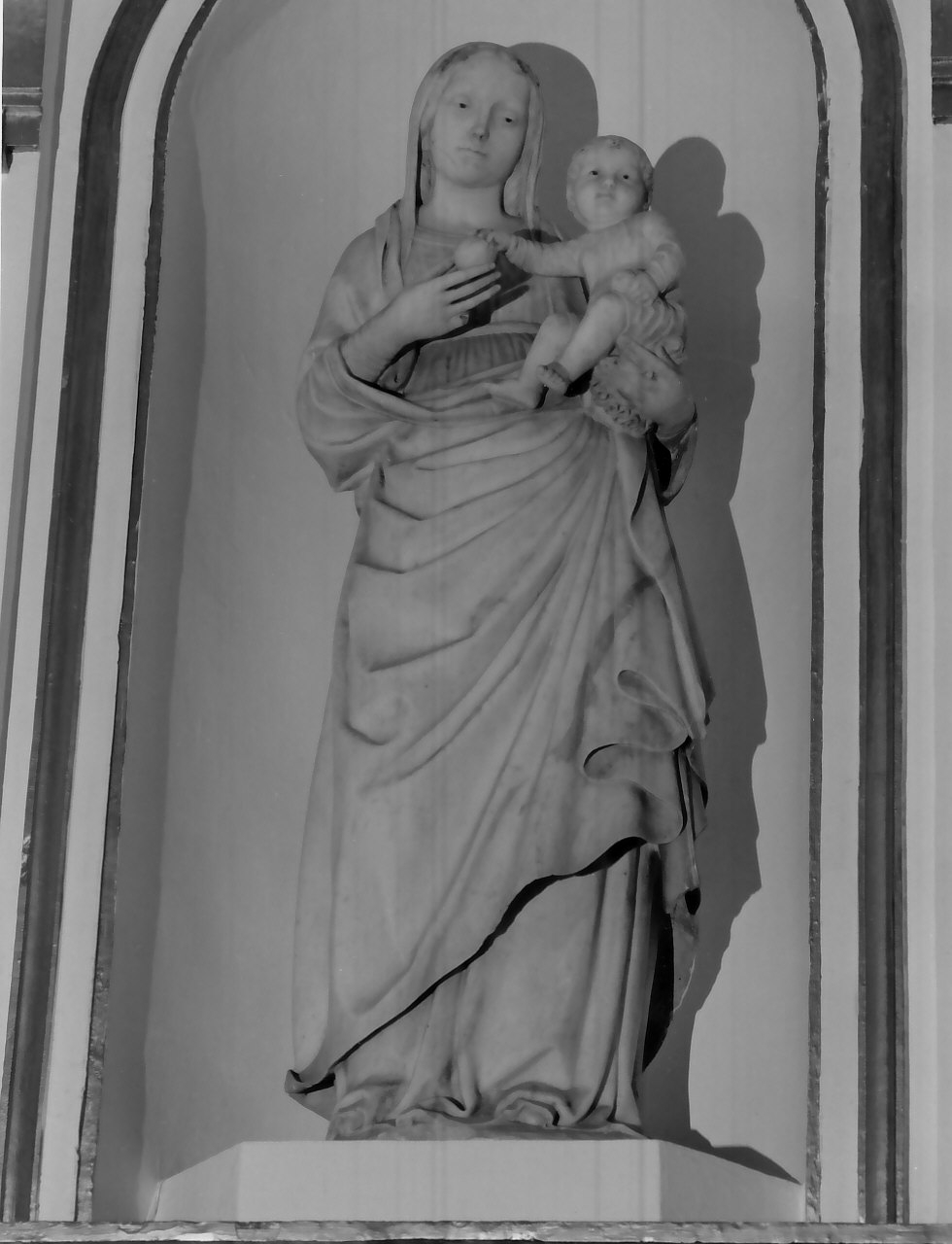 Madonna con personaggi che implorano il suo aiuto (statua) di Gagini Antonello (sec. XVI)