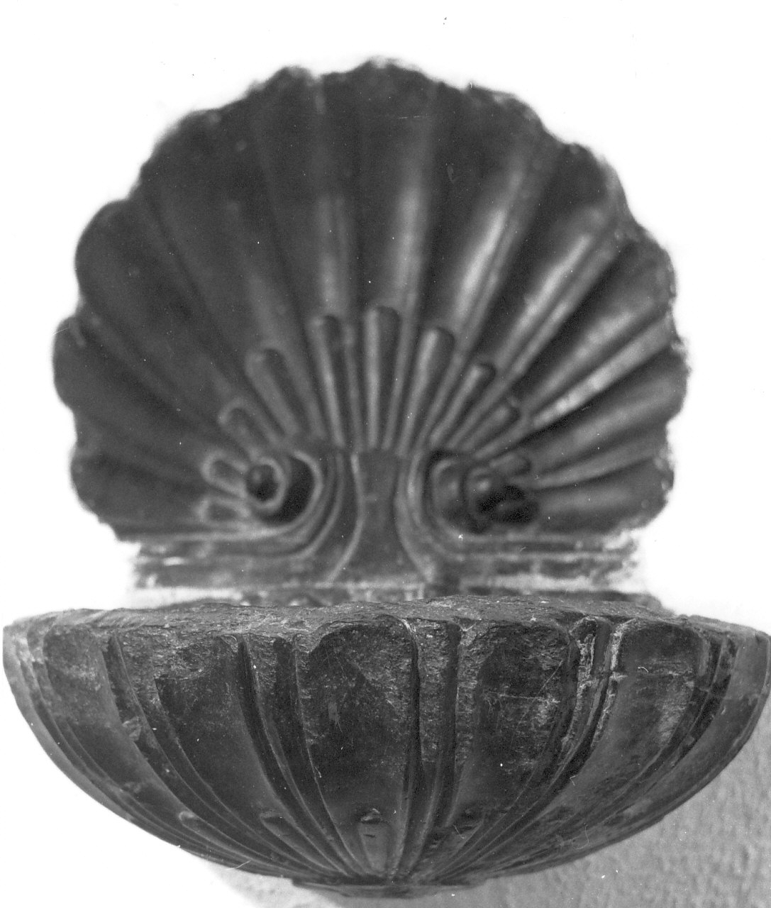 acquasantiera - a conchiglia, opera isolata - bottega calabrese (sec. XVIII)