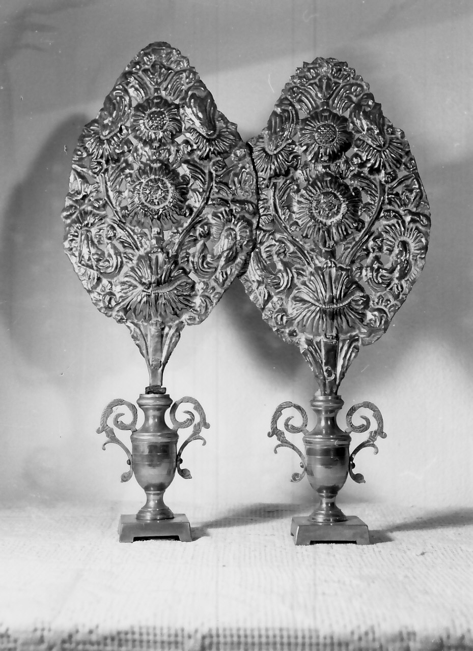 vaso d'altare con composizione floreale, serie - manifattura calabrese (fine sec. XIX)