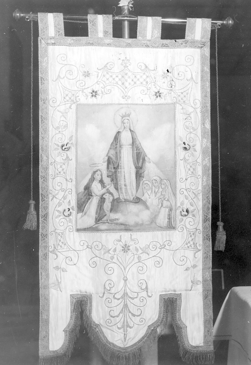 Madonna Immacolata e altri personaggi (stendardo processionale) - manifattura calabrese (fine sec. XIX)