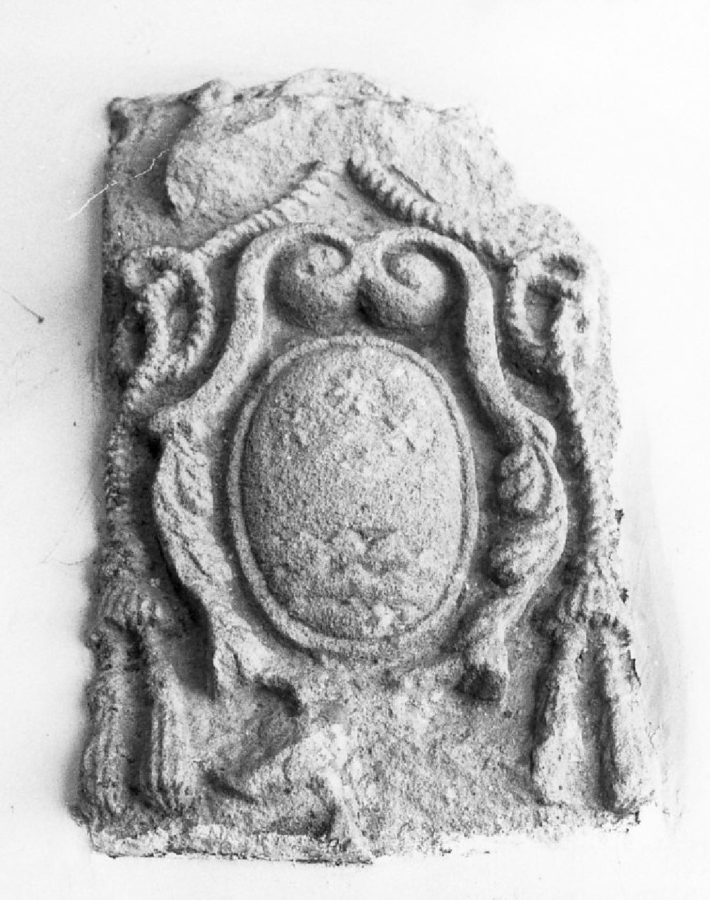 stemma vescovile (decorazione plastica) - bottega calabrese (sec. XVII, sec. XVIII)