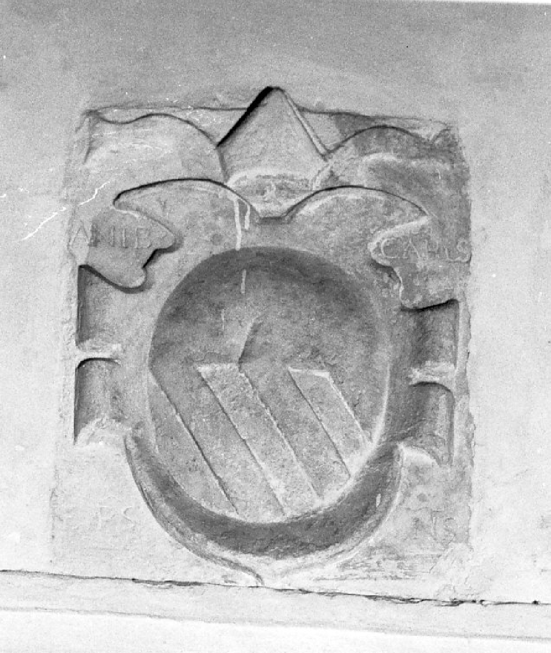 stemma vescovile (decorazione plastica) - bottega calabrese (sec. XVI, sec. XVII)