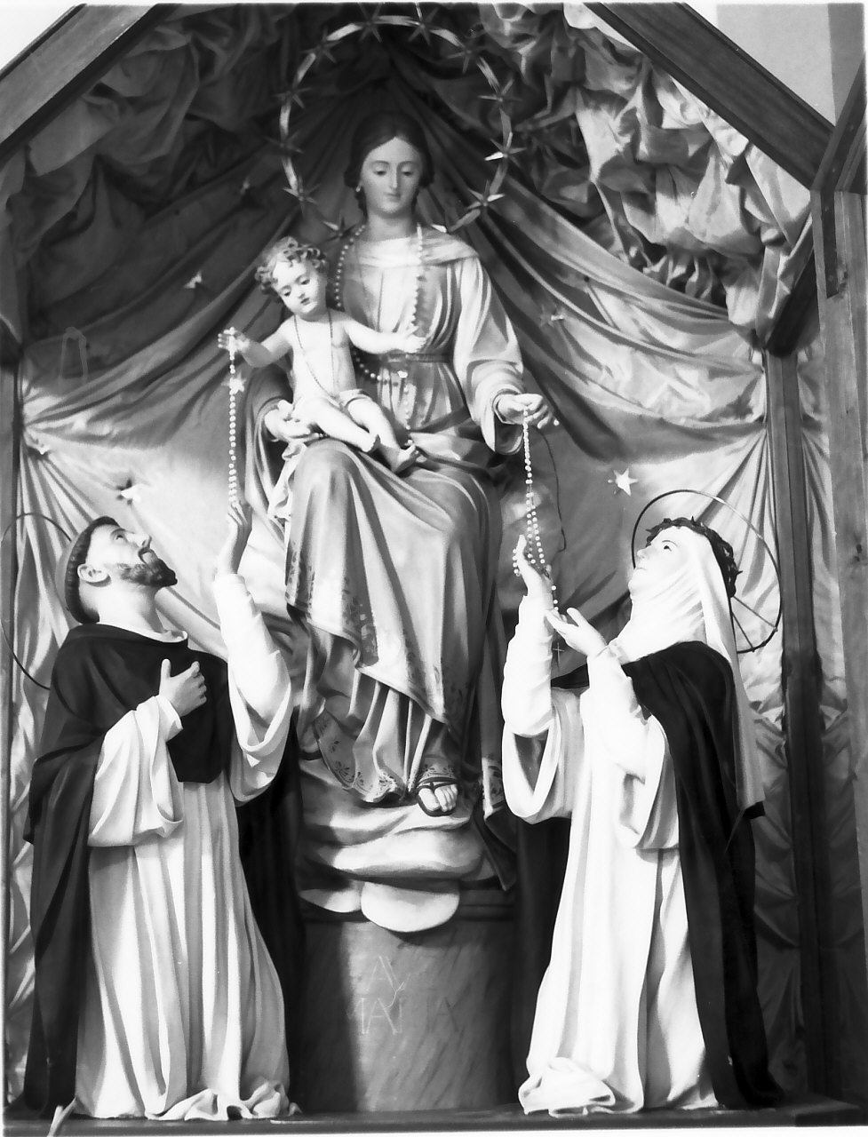 Madonna del Rosario con San Domenico e Santa Rosa da Lima (gruppo scultoreo) di Malecore Giuseppe (sec. XX)