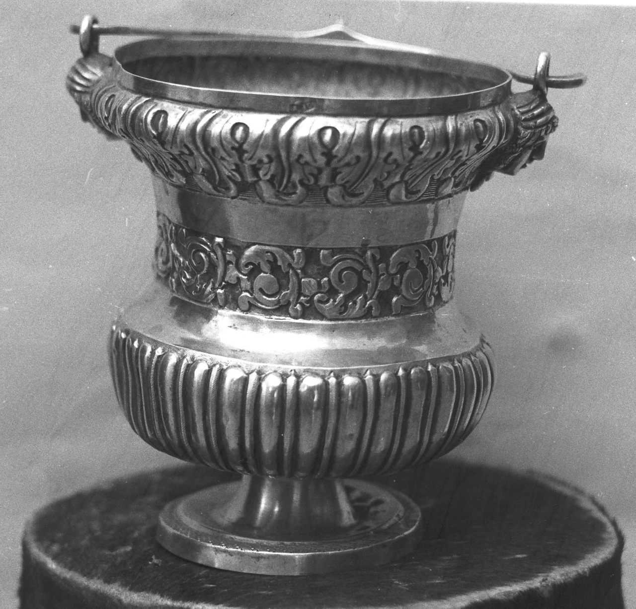 secchiello per l'acqua benedetta, opera isolata - bottega napoletana (secondo quarto sec. XVIII)