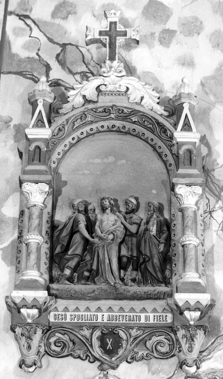 stazione X: Gesù spogliato e abbeverato di fiele (formella, elemento d'insieme) - bottega calabrese (sec. XIX)