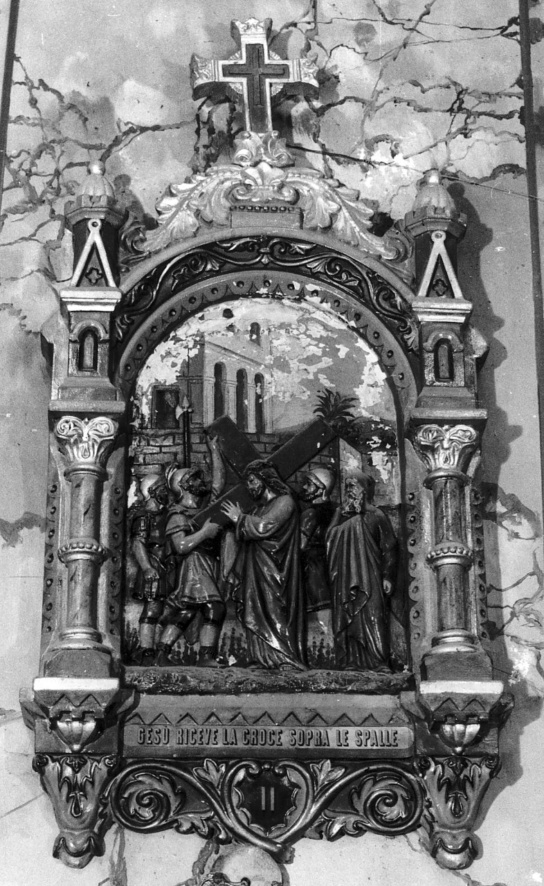 stazione II: Gesù caricato della croce (formella, elemento d'insieme) - bottega calabrese (sec. XIX)
