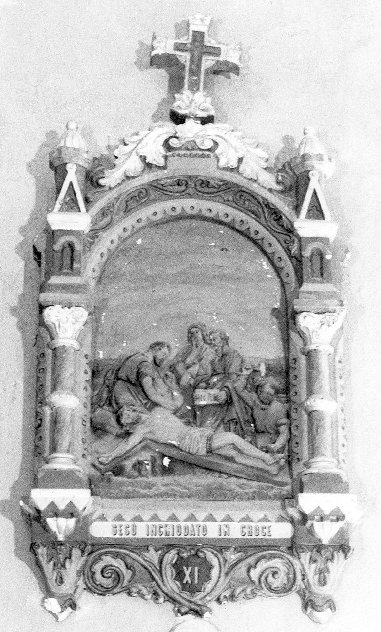 stazione XI: Gesù inchiodato alla croce (formella, elemento d'insieme) - bottega calabrese (sec. XIX)