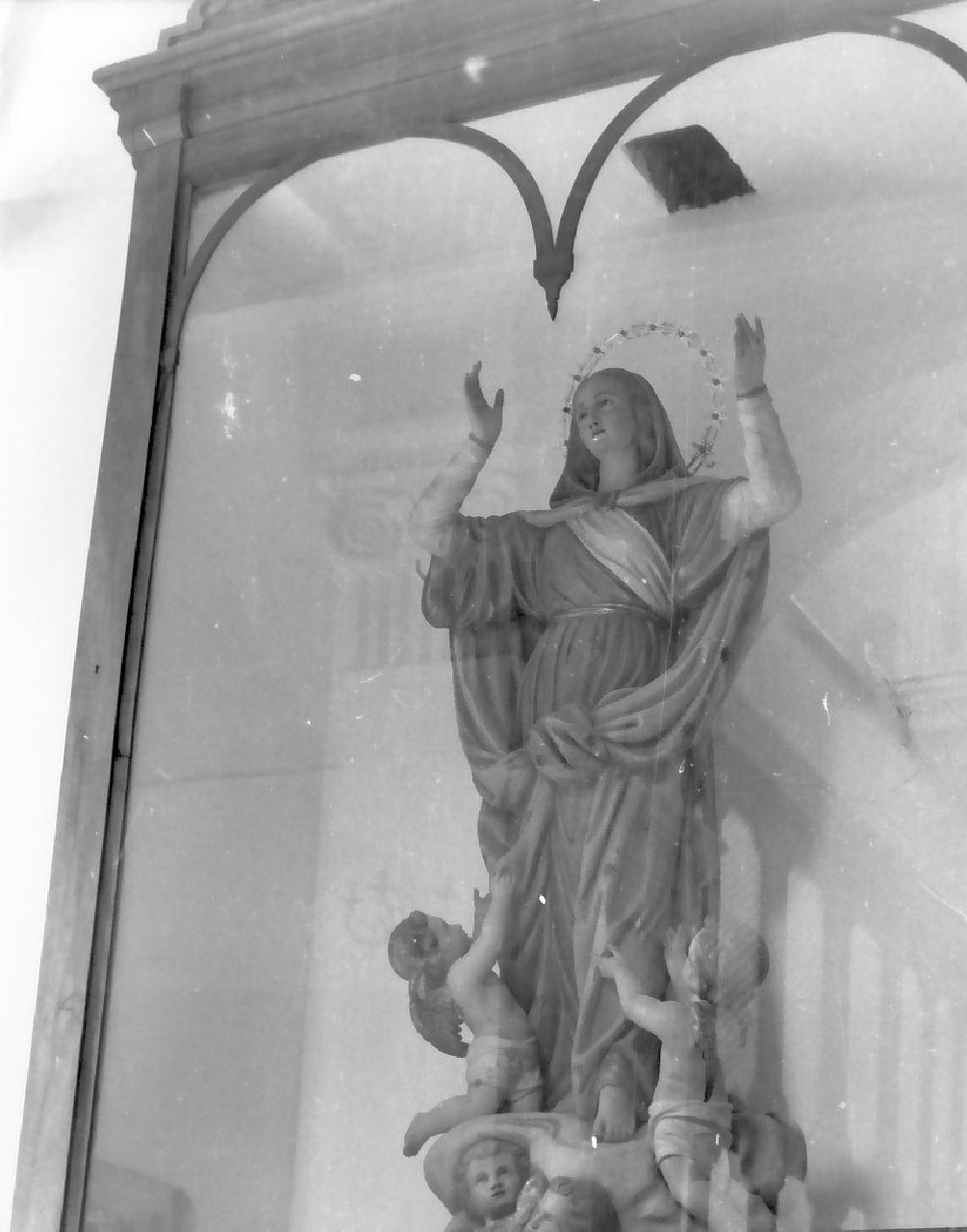 Madonna con personaggi che implorano il suo aiuto (gruppo scultoreo, opera isolata) di De Lorenzo Domenico (attribuito) (sec. XIX)