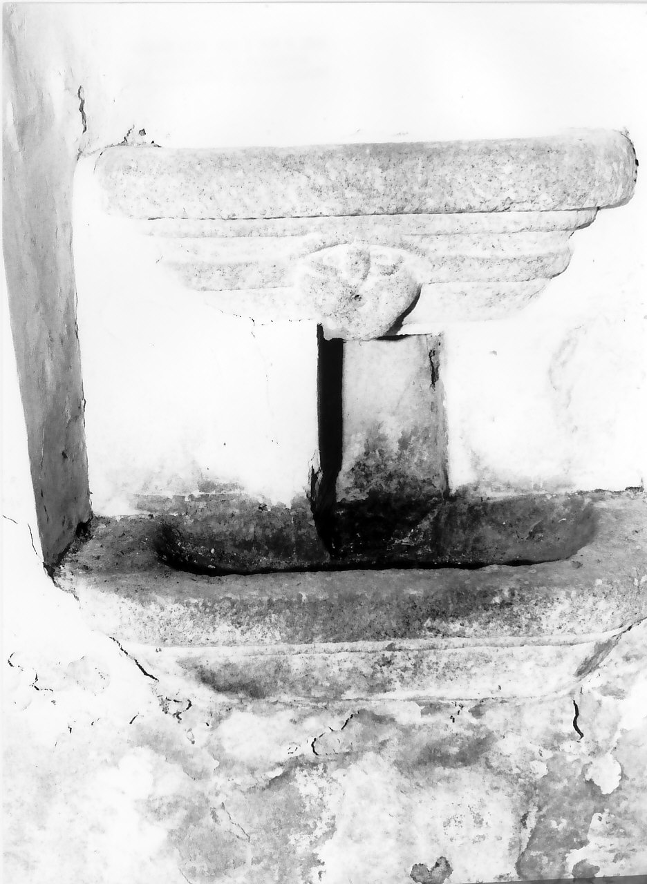 fontana, opera isolata - bottega Italia meridionale (fine/inizio secc. XVI/ XVII)