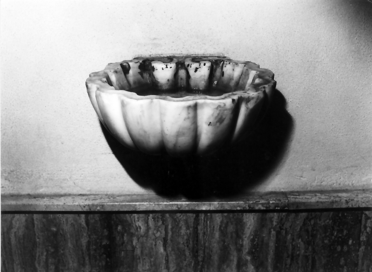 acquasantiera da parete, serie - bottega calabrese (fine/inizio secc. XVIII/ XIX)