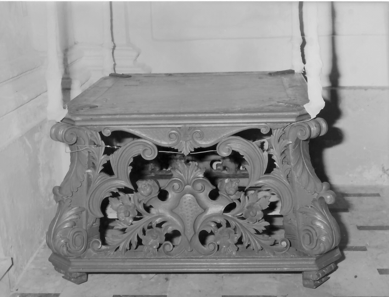 piedistallo di statua, opera isolata - bottega Italia meridionale (sec. XVIII)