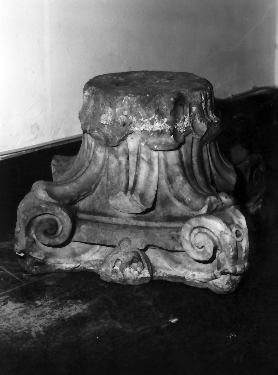 capitello corinzio, opera isolata - bottega Italia meridionale (sec. XIV)