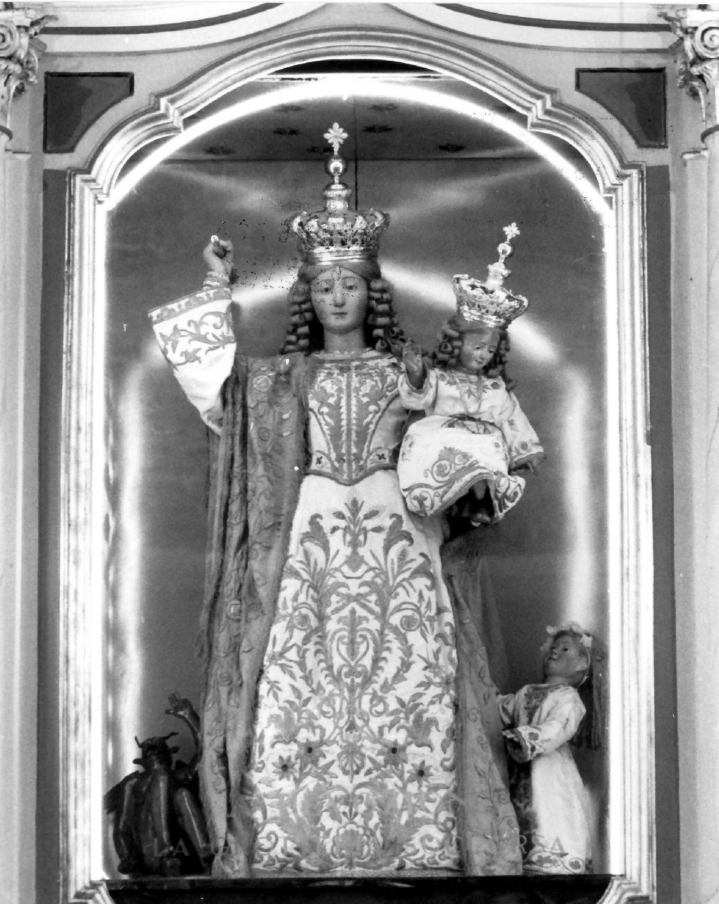 Maria SS. ma del Soccorso, Madonna con Bambino (statua) - bottega calabrese (prima metà sec. XIX)