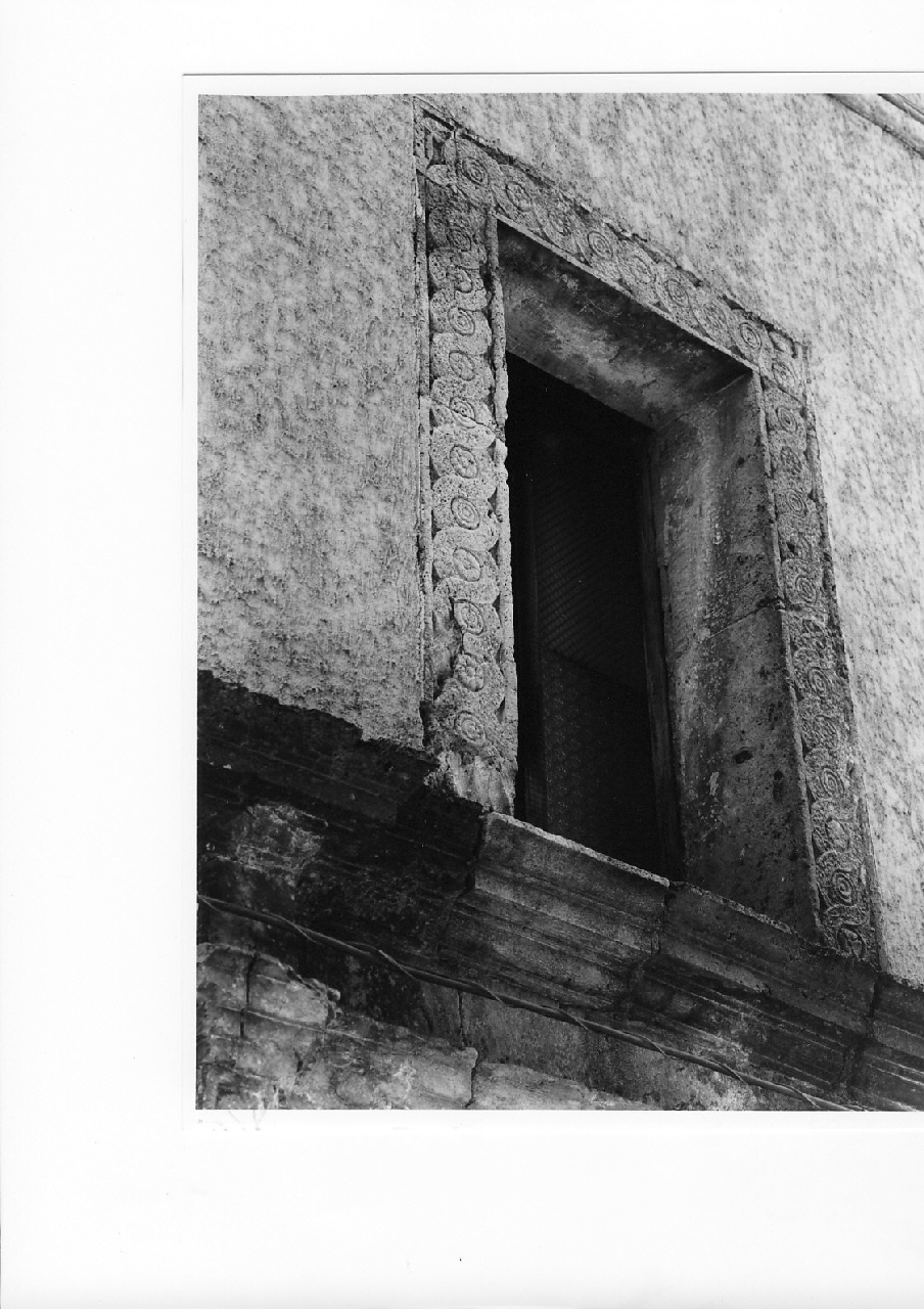 finestra, opera isolata - bottega calabrese (sec. XVII)