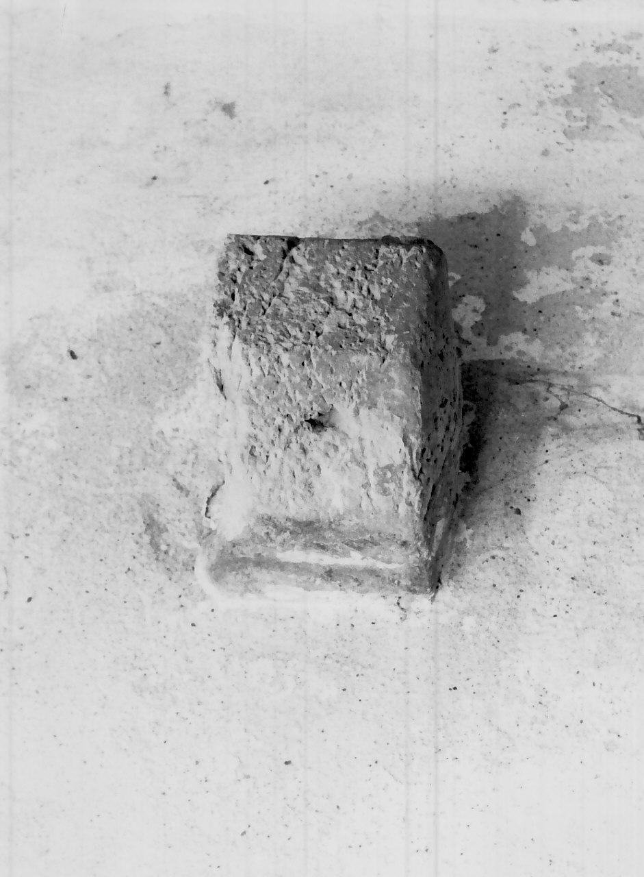 acquasantiera da parete, opera isolata - bottega calabrese (fine/inizio secc. XIII/ XIV)