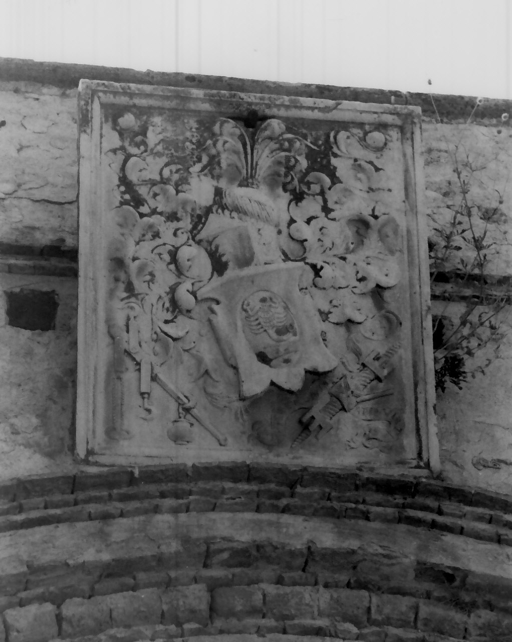 stemma gentilizio (decorazione plastica, opera isolata) - bottega napoletana (sec. XVI)