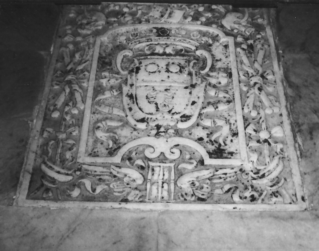 stemma gentilizio (decorazione plastica, opera isolata) - bottega calabrese (sec. XVII)