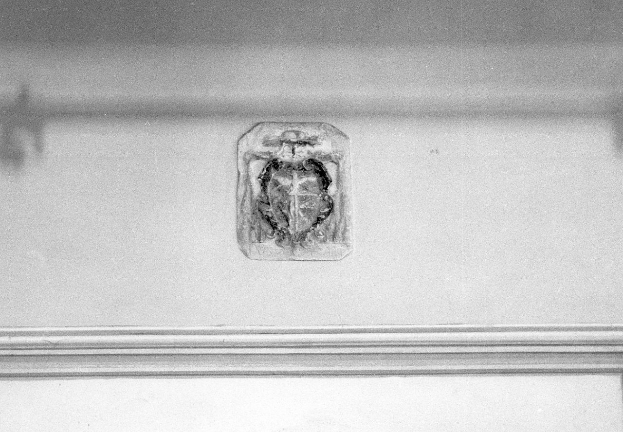 stemma vescovile (decorazione plastica, opera isolata) - bottega calabrese (sec. XVII)