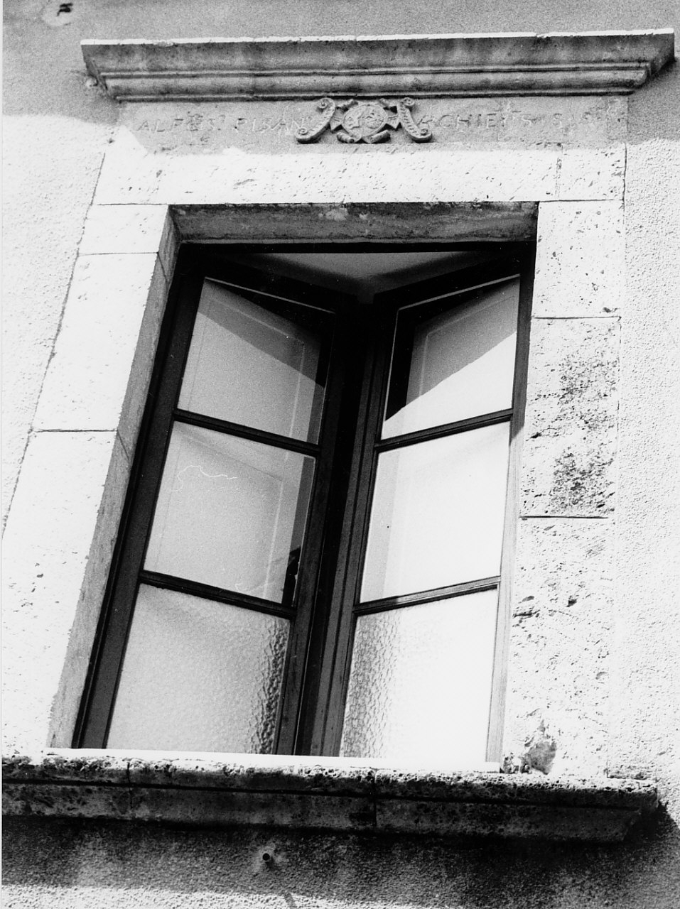 stemma vescovile (decorazione plastica, opera isolata) - bottega calabrese (fine/inizio secc. XVI/ XVII)