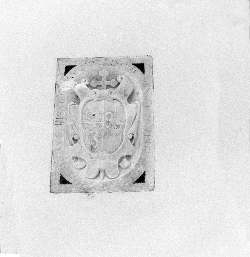 stemma vescovile (decorazione plastica, opera isolata) - bottega calabrese (fine/inizio secc. XVI/ XVII)