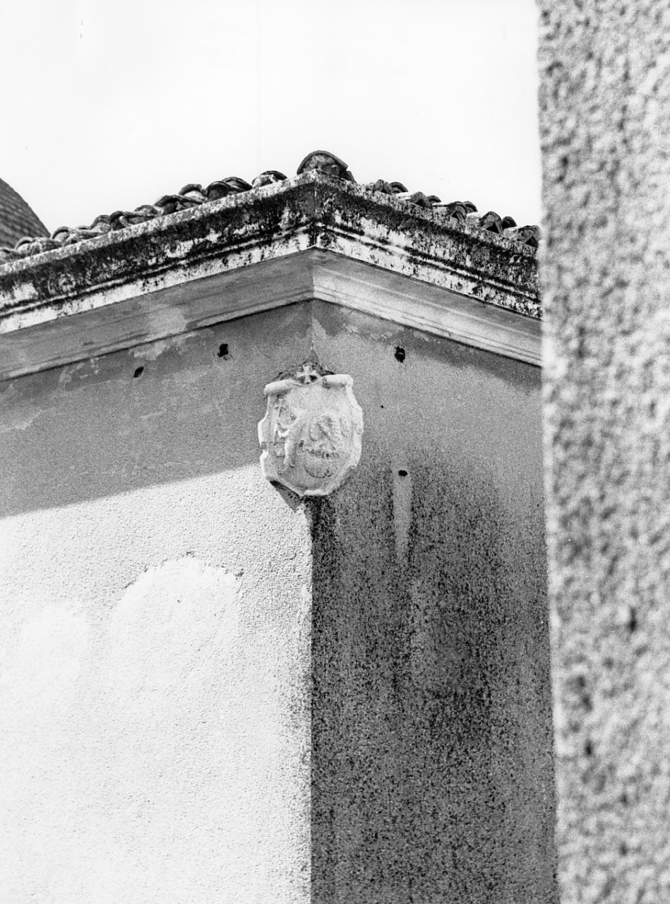 stemma vescovile (decorazione plastica, opera isolata) - bottega Italia meridionale (fine/inizio secc. XVI/ XVII)