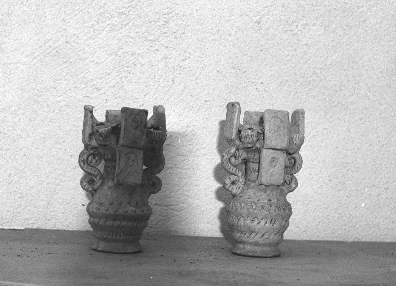 vaso d'altare con composizione floreale, serie - bottega Italia meridionale (sec. XIX)