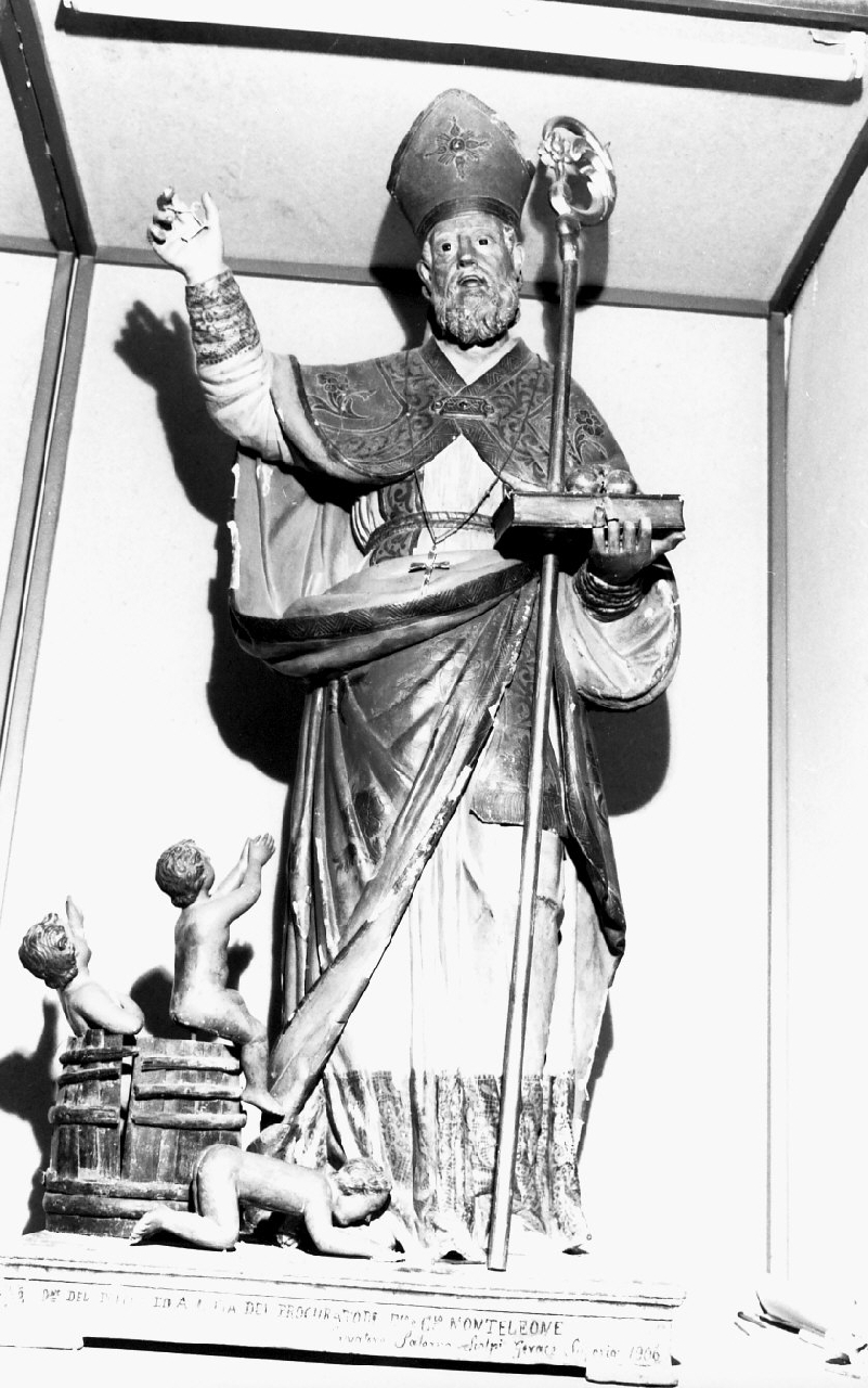 San Nicola di Bari resuscita i tre fanciulli (gruppo scultoreo, opera isolata) di Salerno Salvatore (sec. XX)