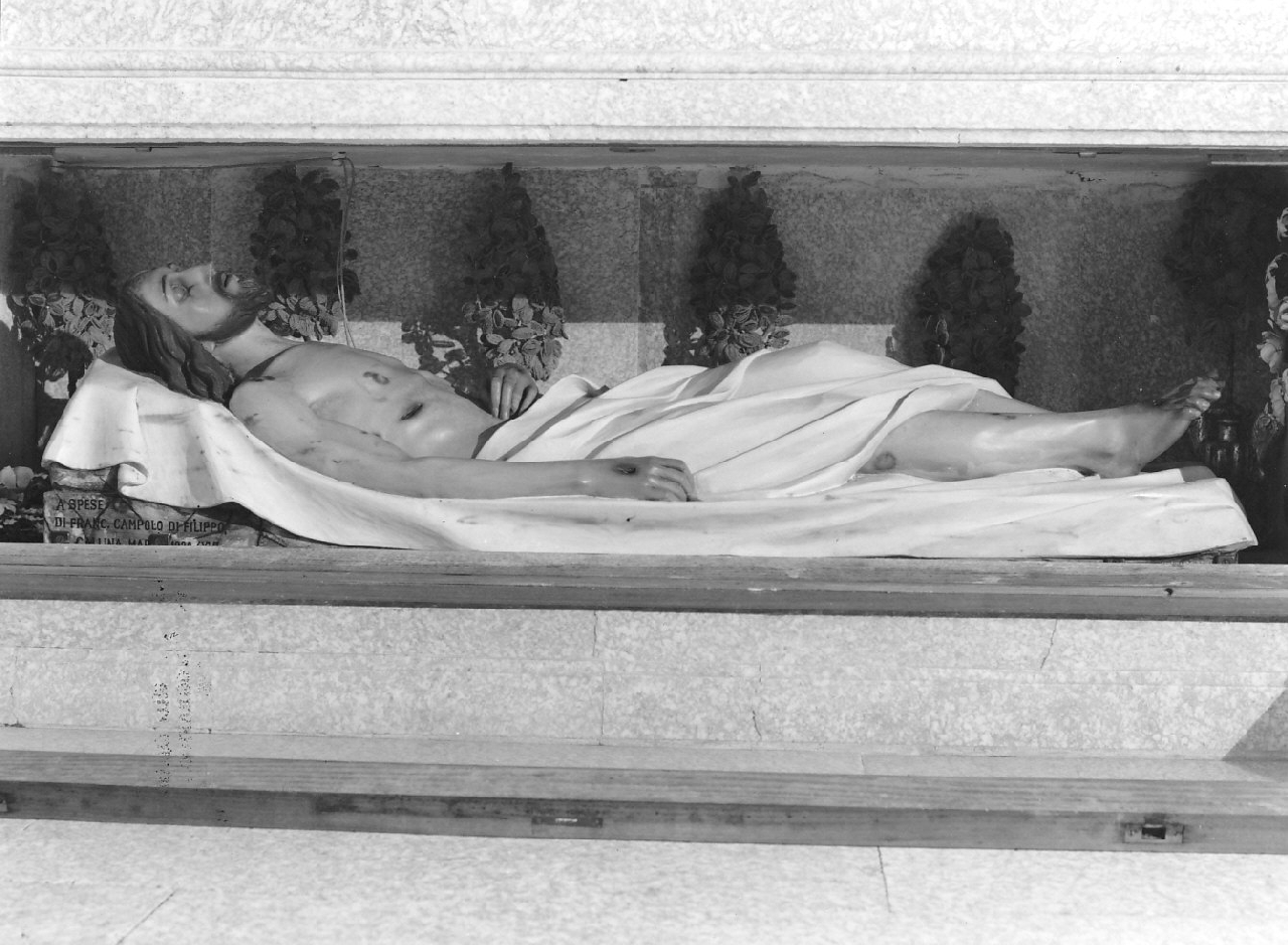 Cristo morto (statua, opera isolata) di Stuflesser Giuseppe (sec. XX)