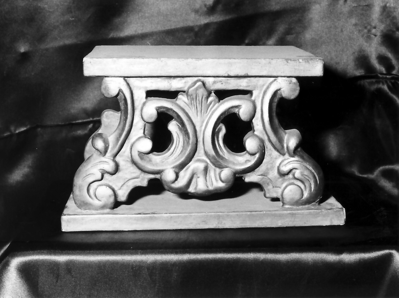piedistallo di statua - bottega Italia meridionale (sec. XVIII)