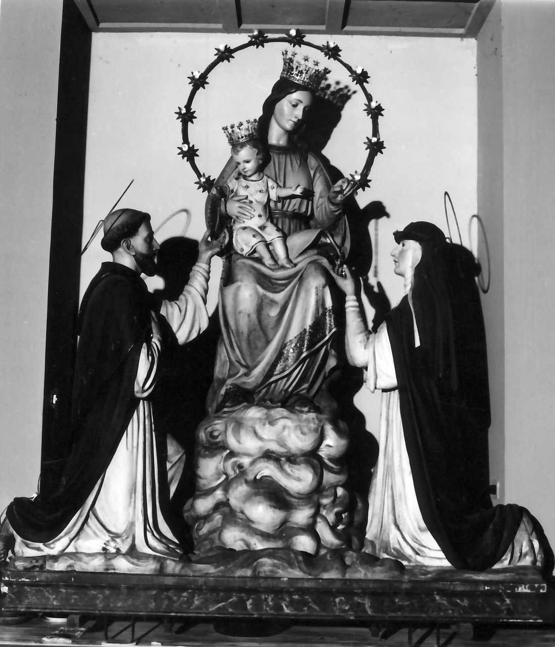 Madonna del Rosario con San Domenico e Santa Caterina da Siena (gruppo scultoreo, opera isolata) - bottega calabrese (sec. XIX)
