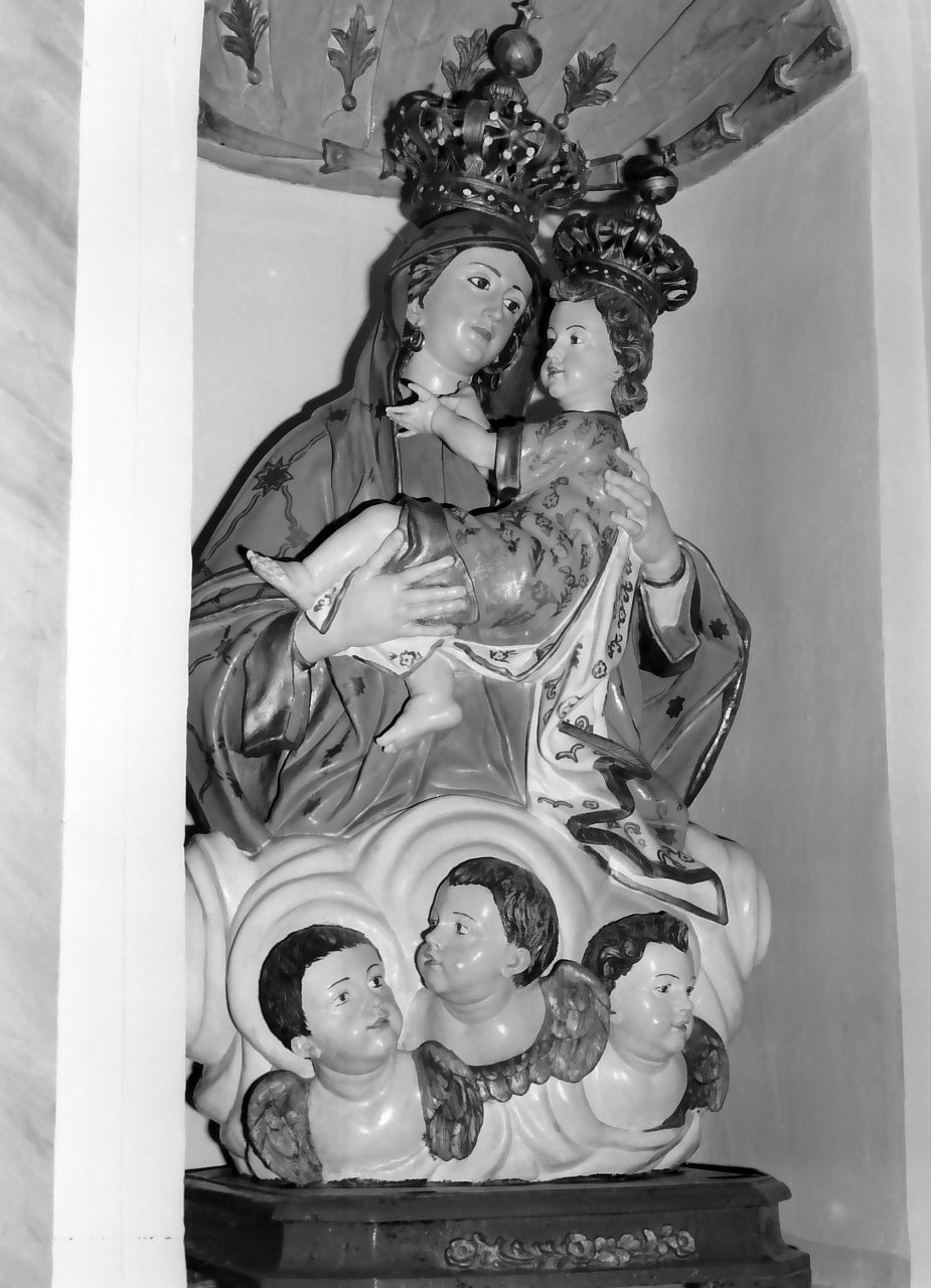 Madonna con Bambino e angeli (gruppo scultoreo, opera isolata) - bottega Italia meridionale (sec. XVIII)