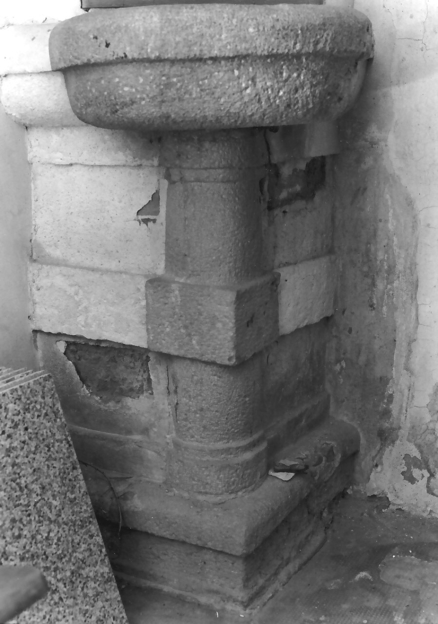 acquasantiera - a fusto, opera isolata - bottega calabrese (sec. XIX)