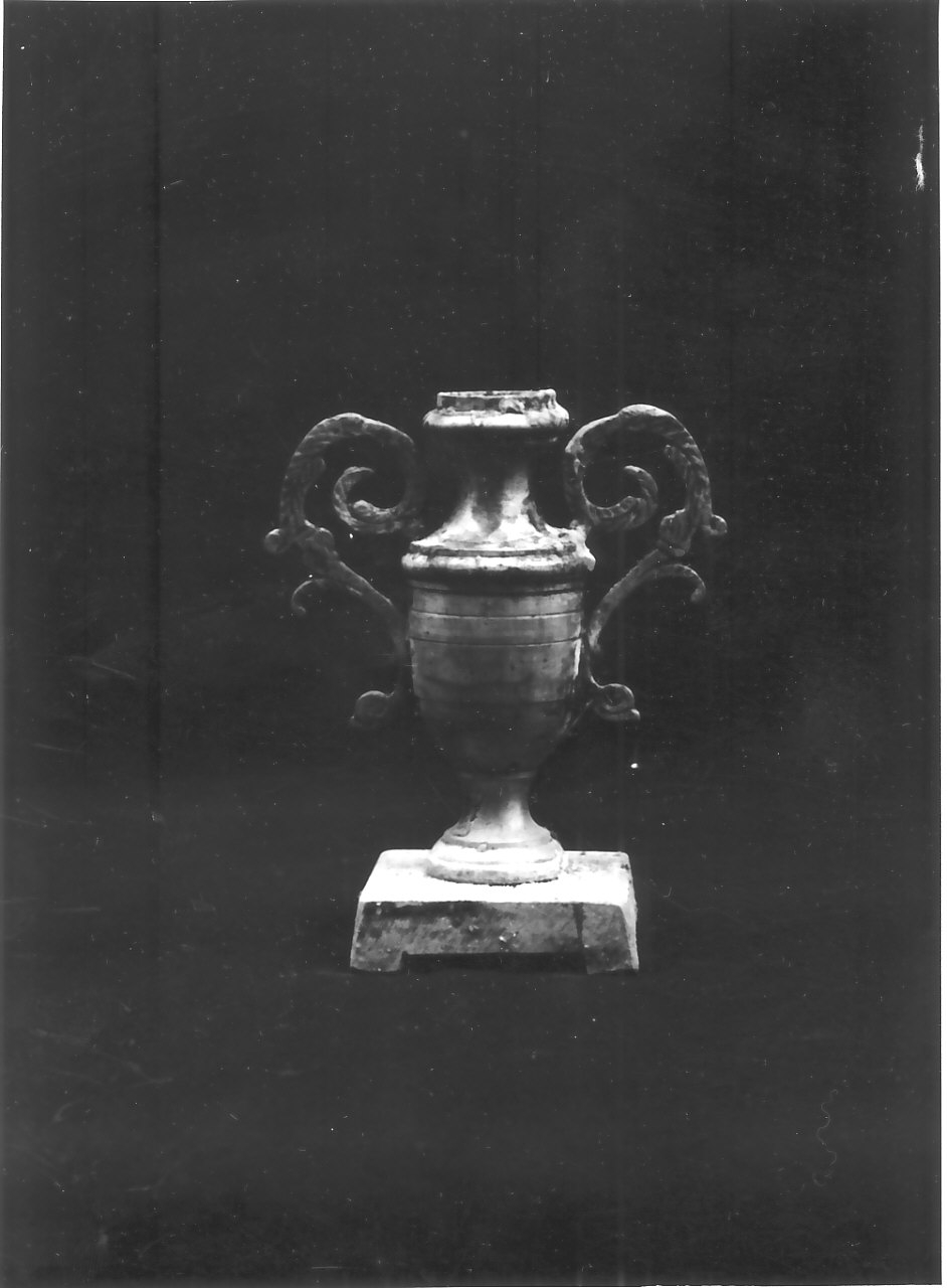 vaso d'altare per composizione floreale, serie - bottega calabrese (fine/inizio secc. XIX/ XX)