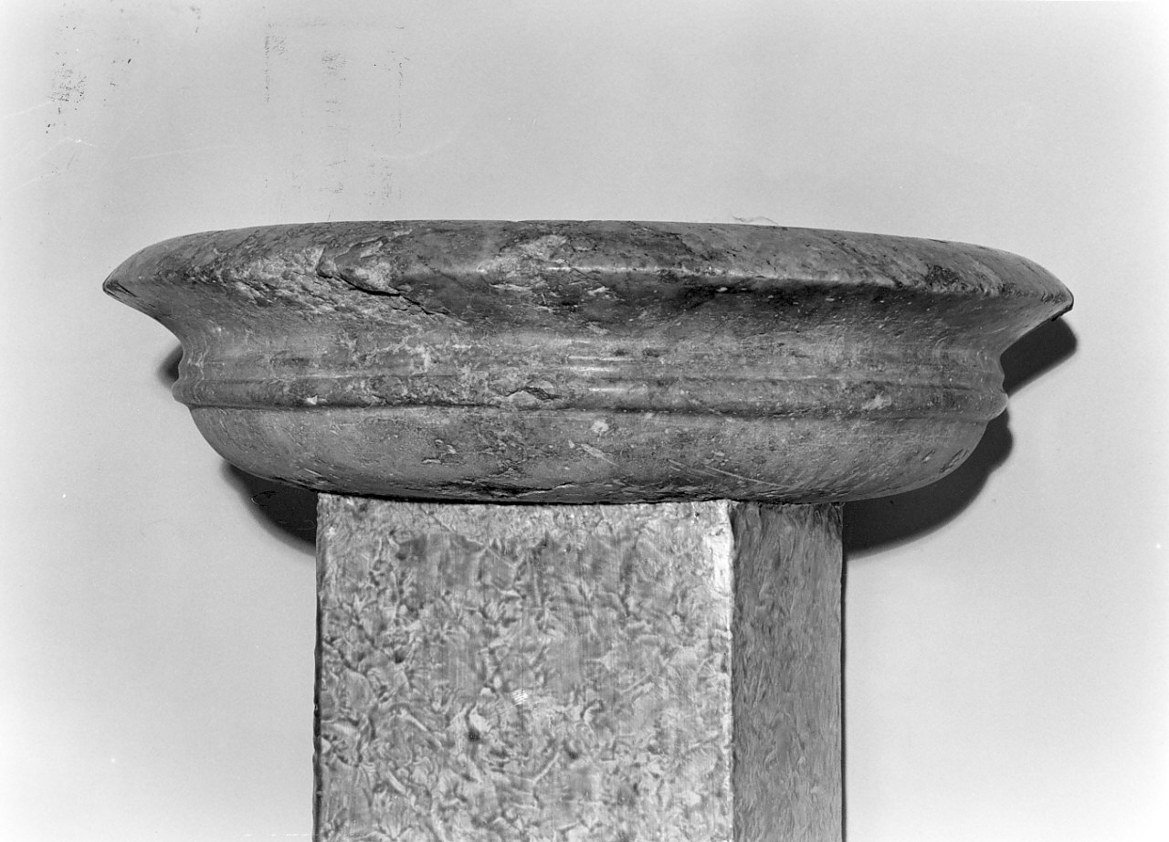 acquasantiera, opera isolata - bottega calabrese (fine/inizio secc. XVIII/ XIX)