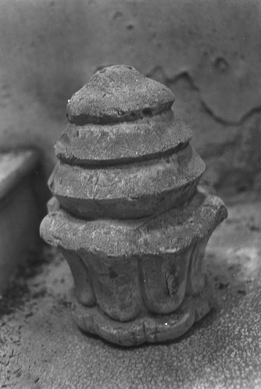 decorazione plastica, frammento - bottega calabrese (sec. XVIII)