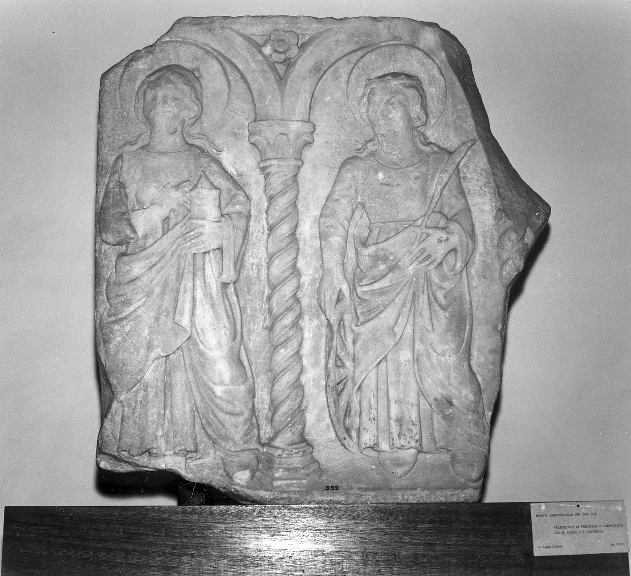 Sante (decorazione plastica, frammento) - bottega Italia meridionale (sec. XIV)