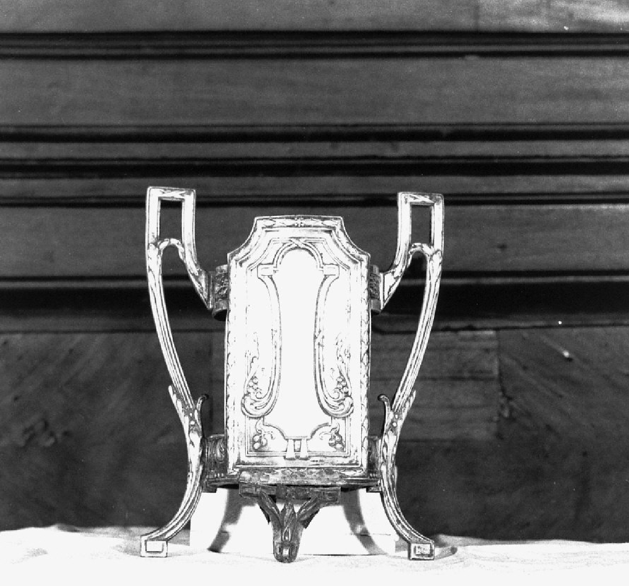 portalampade da chiesa, serie - bottega Italia meridionale (sec. XIX)