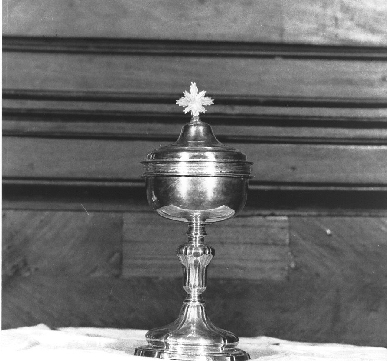 pisside, opera isolata - bottega Italia meridionale (sec. XVIII)