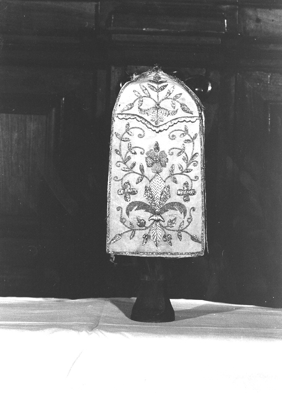 conopeo di pisside, opera isolata - manifattura calabrese (sec. XIX)