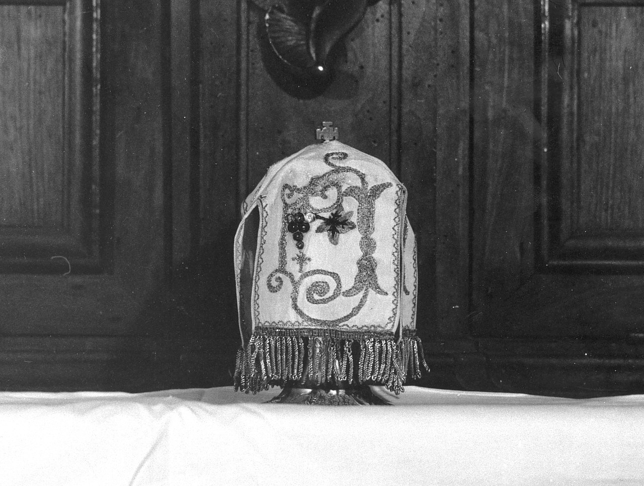 conopeo di pisside, opera isolata - manifattura calabrese (sec. XIX)