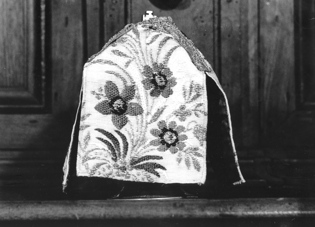 conopeo di pisside, opera isolata - manifattura calabrese (sec. XIX)