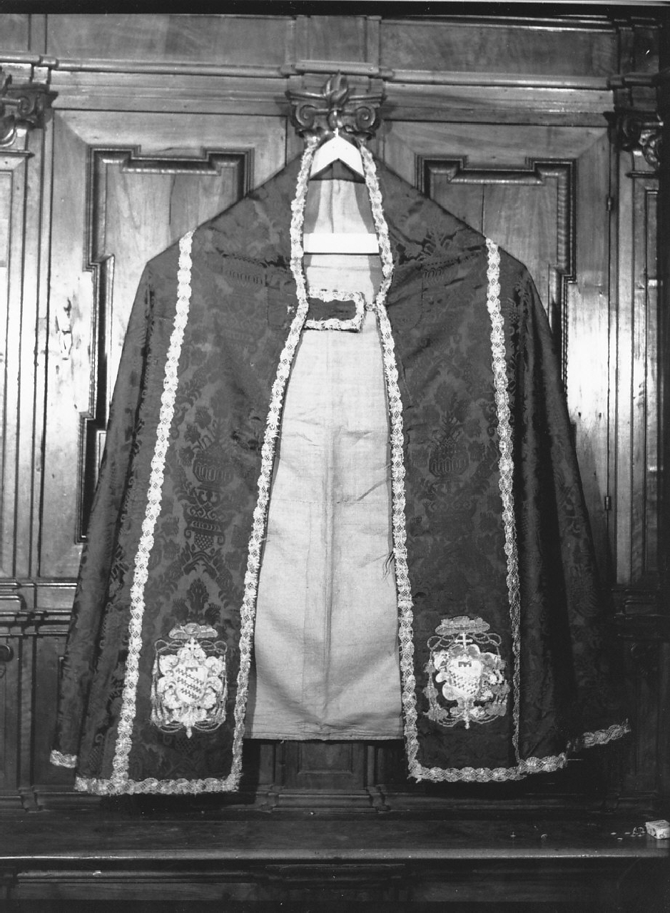 piviale, opera isolata - manifattura napoletana (fine/inizio secc. XVII/ XVIII)