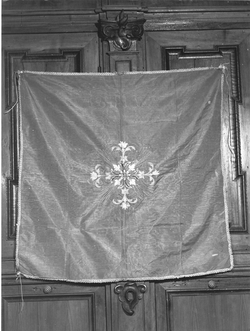 grembiule, opera isolata - manifattura napoletana (fine/inizio secc. XVII/ XVIII)